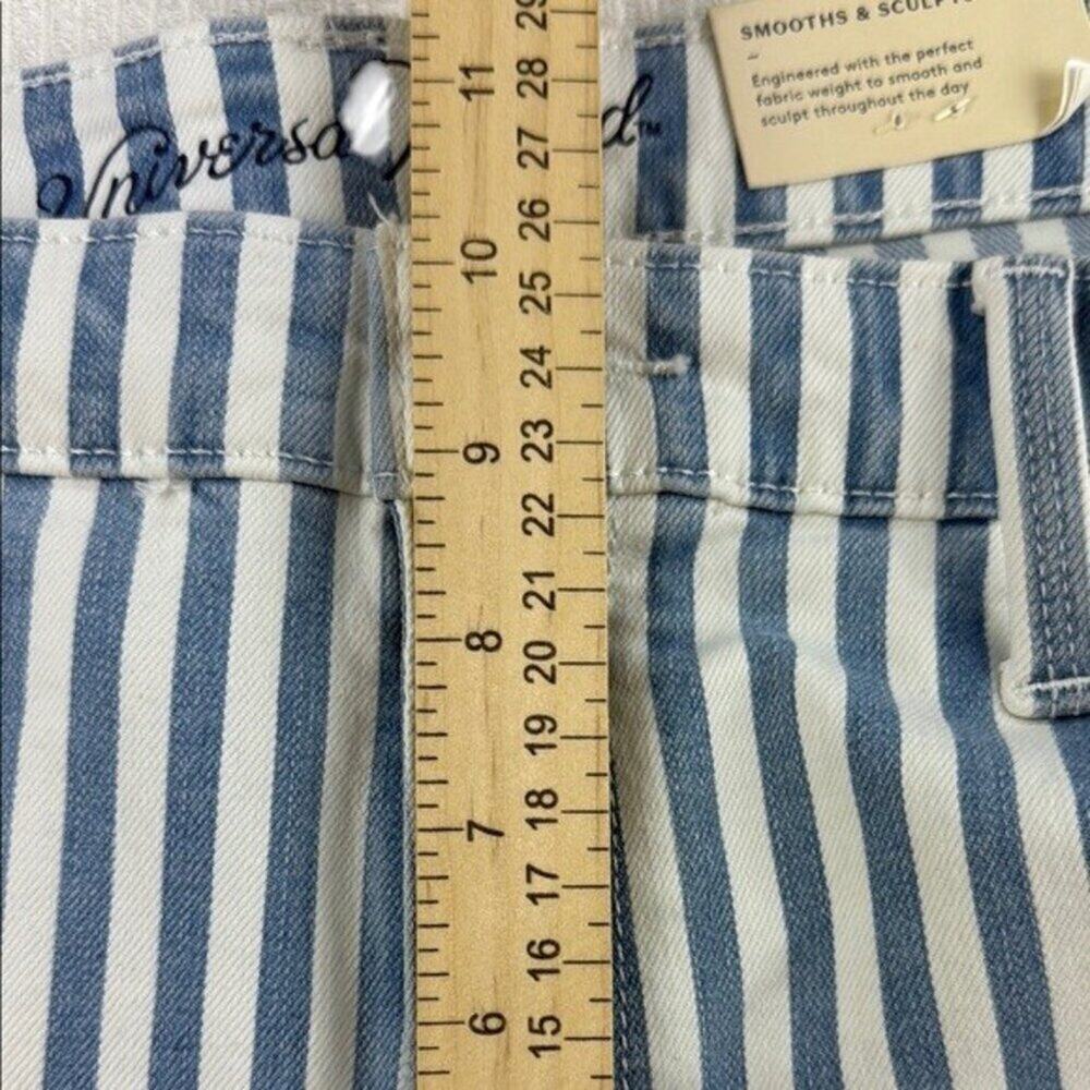Universal Thread Shorts Midi Blue and White Stripe High Rise Women's Size 12 - Picture 5 of 10